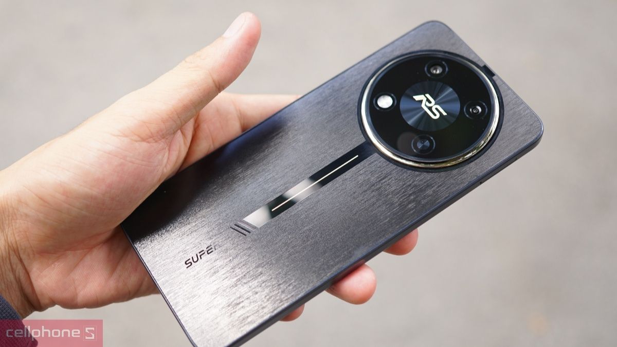Trên tay điện thoại iTel RS màu xám đen với thiết kế cụm camera tròn in logo RS độc đáo Trên tay điện thoại iTel RS màu xám đen với thiết kế cụm camera tròn in logo RS độc đáo