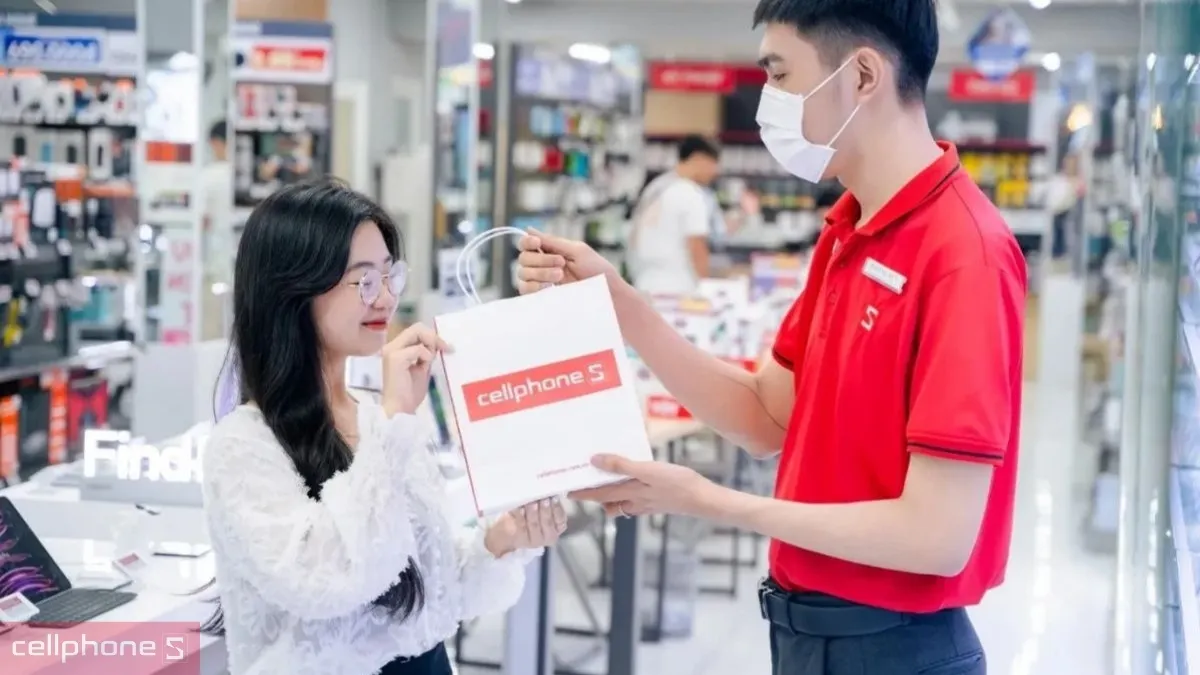 Nhân viên CellphoneS tư vấn lựa chọn eSIM phù hợp nhu cầu sử dụng
