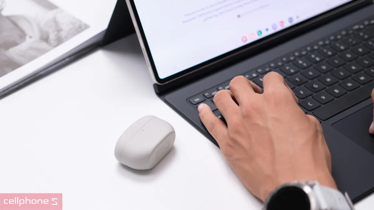Đa điểm giúp chuyển đổi mượt giữa laptop và điện thoại