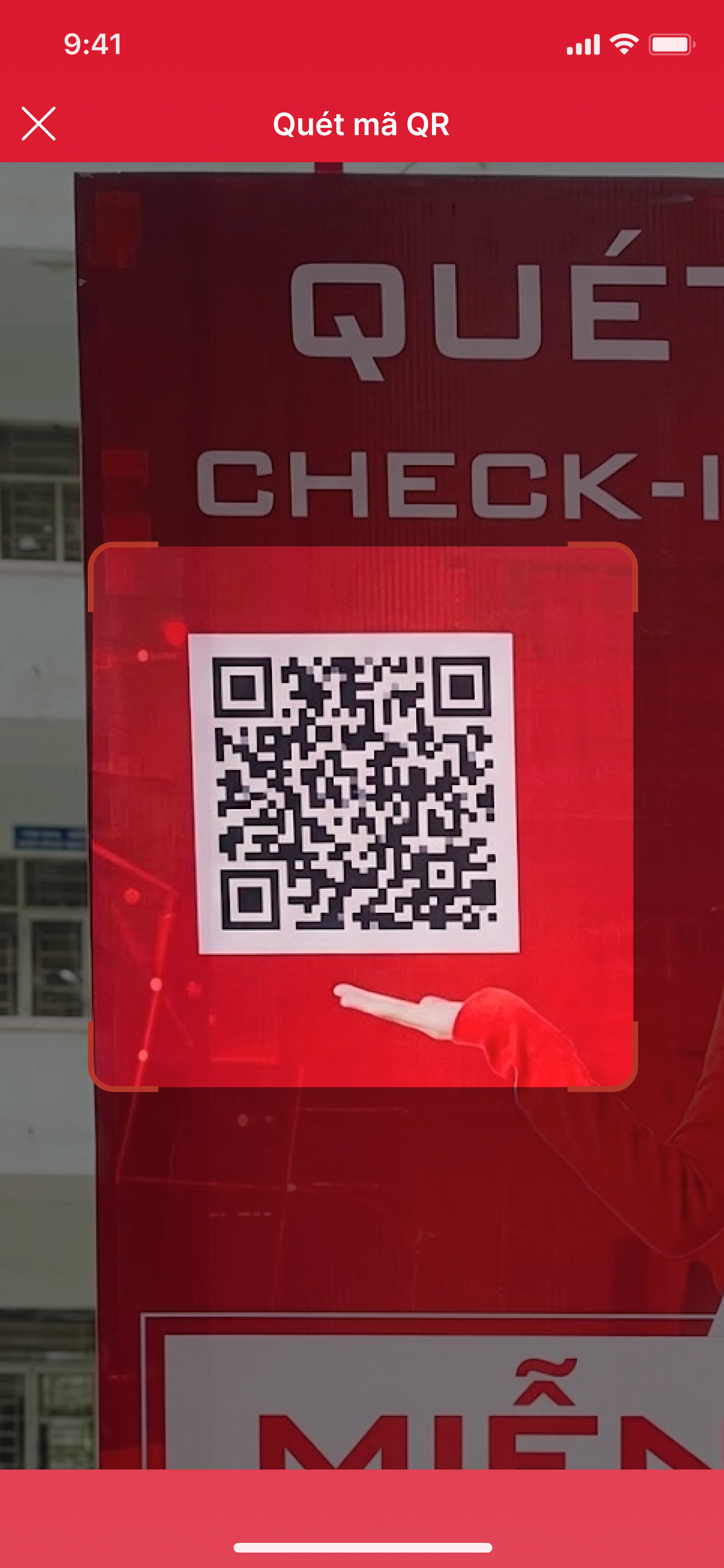 Hướng camera vào QR tại quầy
