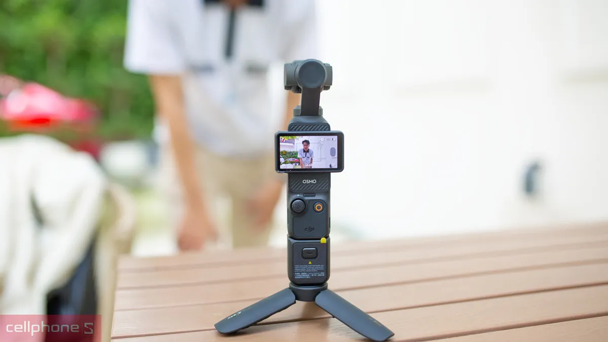 Màn hình xoay ngang dọc, tiện chuyển đổi định dạng video