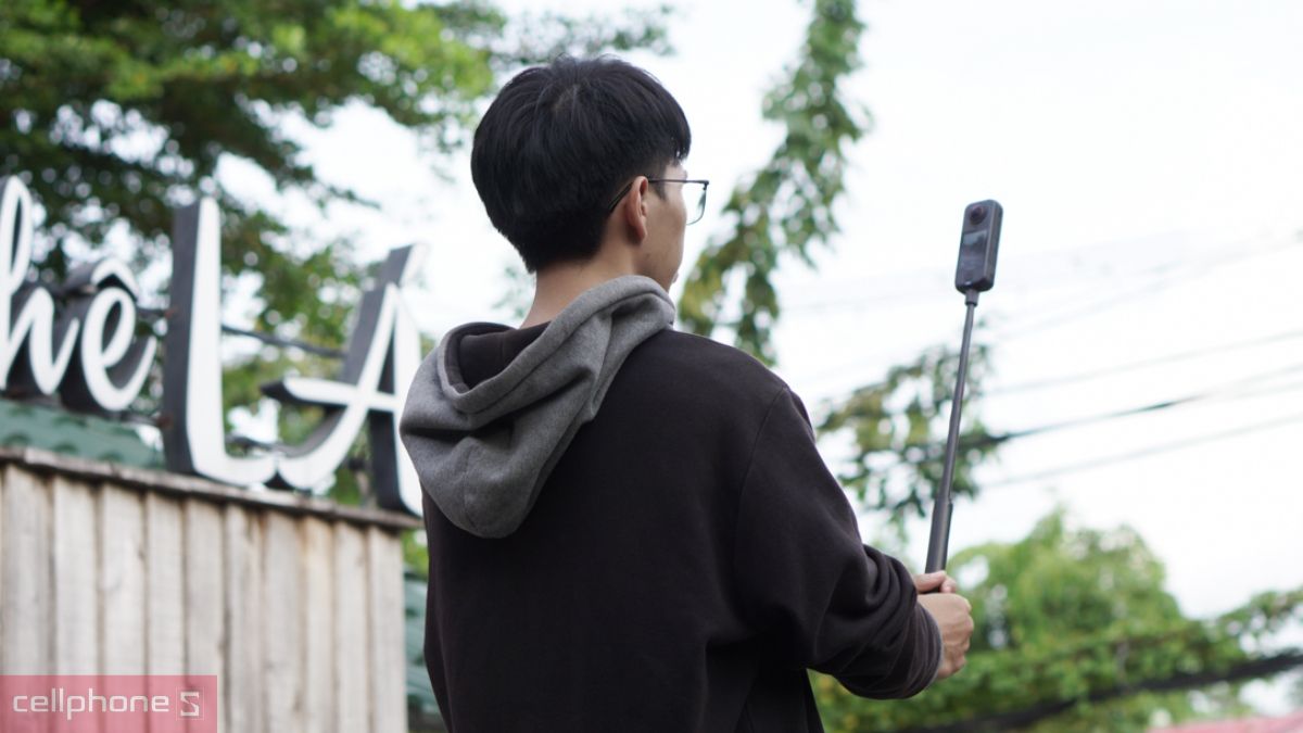 Invisible Selfie Stick - Hiệu ứng gậy selfie tàng hình đặc trưng