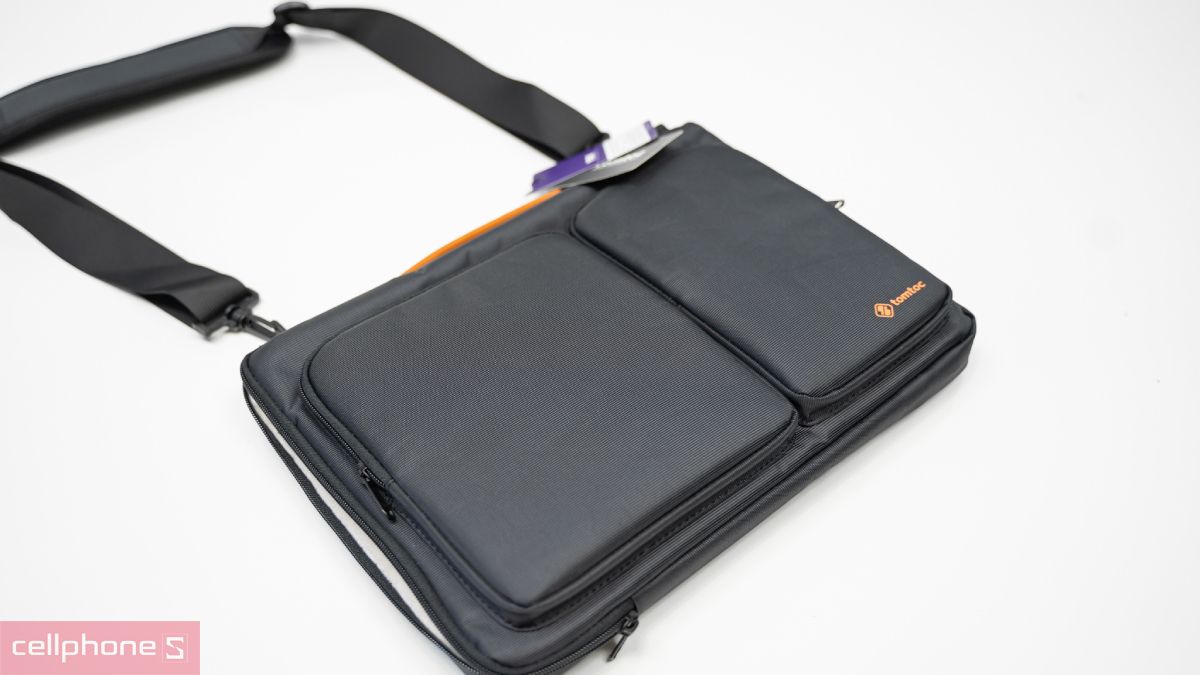 Lớp đệm đóng vai trò hấp thụ lực, kháng nước Chất liệu của túi balo cho laptop