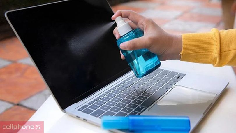 Tại sao nên dùng dụng cụ vệ sinh laptop chuyên dụng?