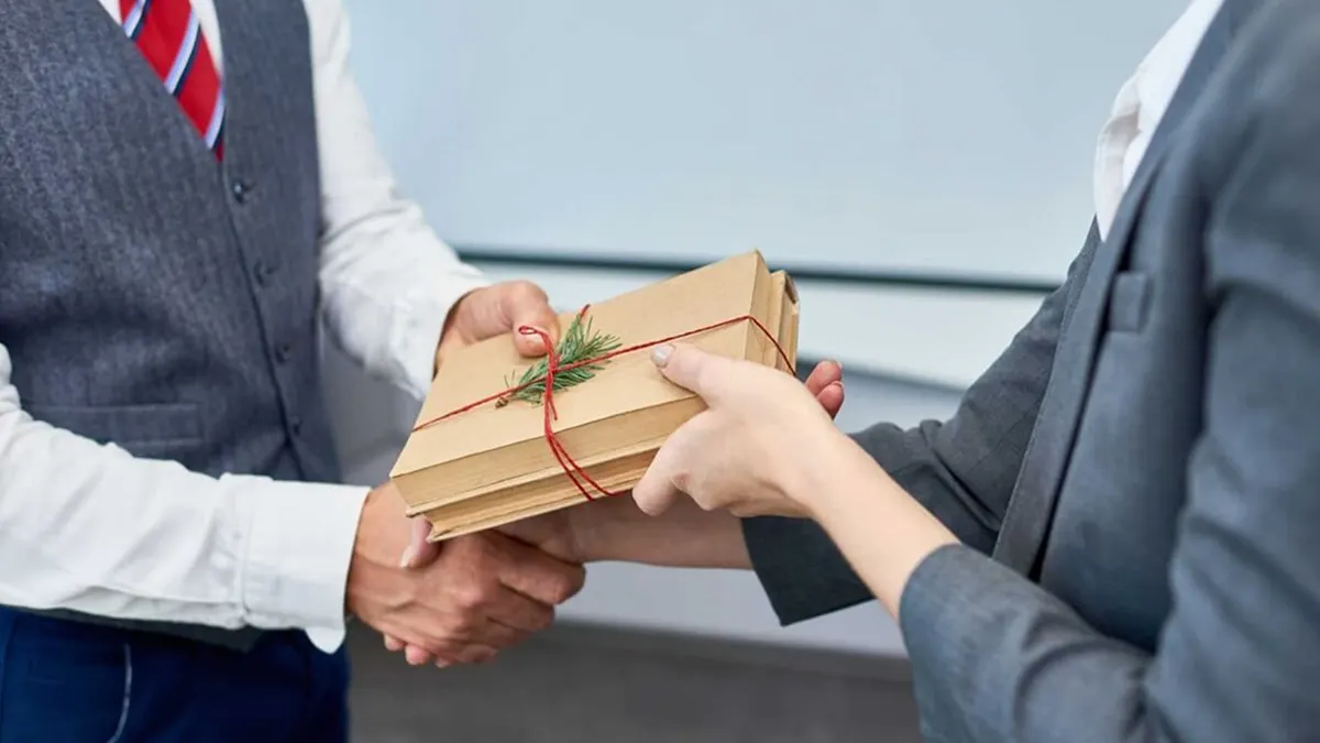 Lưu ý khi chọn quà cho Đồng Nghiệp Nữ