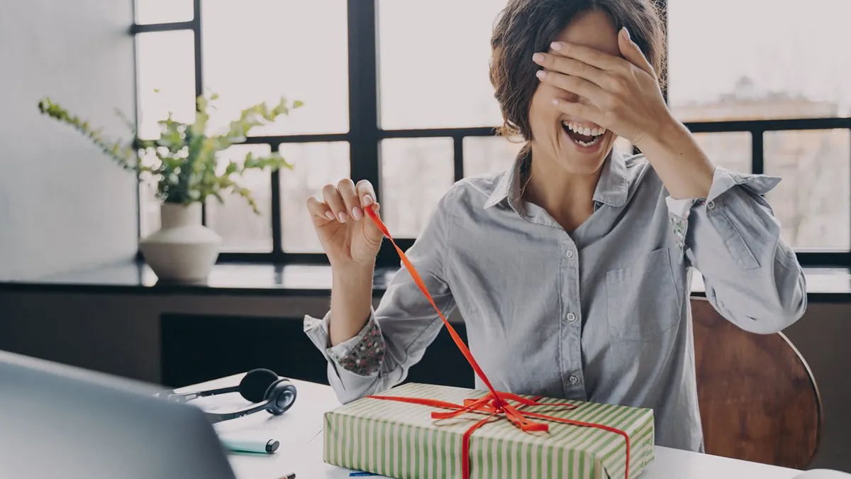 Tổ chức buổi trao quà với các hoạt động gắn kết nội bộ