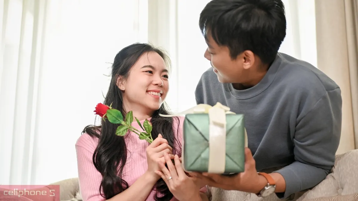 Tặng hoa và kèm món quà 8/3 cho vợ sẽ mang lại tiếng cười sảng khoái Tặng hoa và kèm món quà 8/3 cho vợ sẽ mang lại tiếng cười sảng khoái