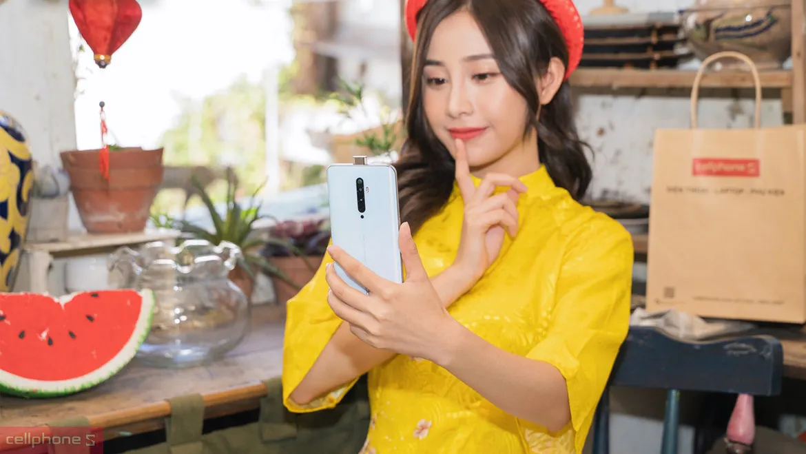 Tặng điện thoại làm quà tết cho nhân viên
