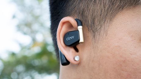 Trên tay Cleer ARC II Sport: Tai nghe Open Ear có chất âm ấn tượng, nghiêng đầu để điều khiển, giá 4.99 triệu đồng