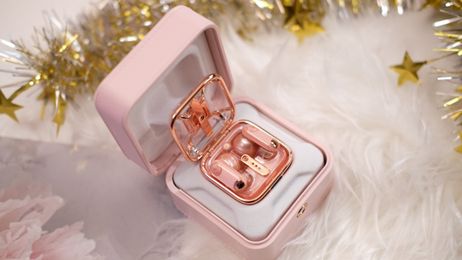 Trên tay Divoom Spark Air: Chiếc tai nghe TWS với màu hồng cực xinh khiến chị em mê mẩn, giá 750,000 đồng