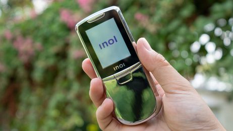 Trên tay INOI 288S: Thiết kế nắp trượt giống 8800 huyền thoại, có 4G truy cập internet, giá 1.19 triệu đồng