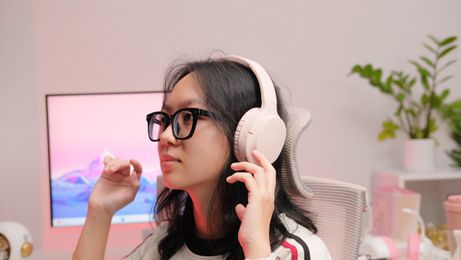 Trên tay chiếc headphone màu hồng cực xinh, chất âm ổn áp, pin đến 8 giờ, giá chưa đến 400K