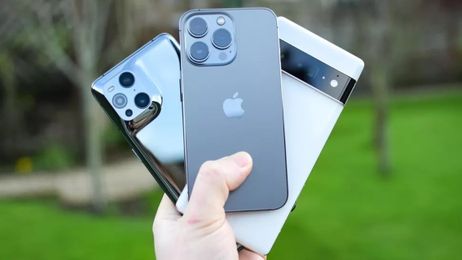 Sóng 2G bị cắt, đổi sang smartphone thì nên mua điện thoại iPhone hay Android?