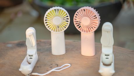 Trên tay quạt cầm tay Jisulife: Chỉ bằng 3 ly trà sữa, 